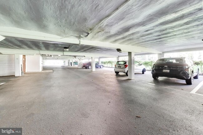 Building Photo - 10300 Westlake Dr