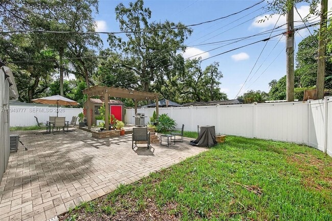 Building Photo - 6640 Douglas St