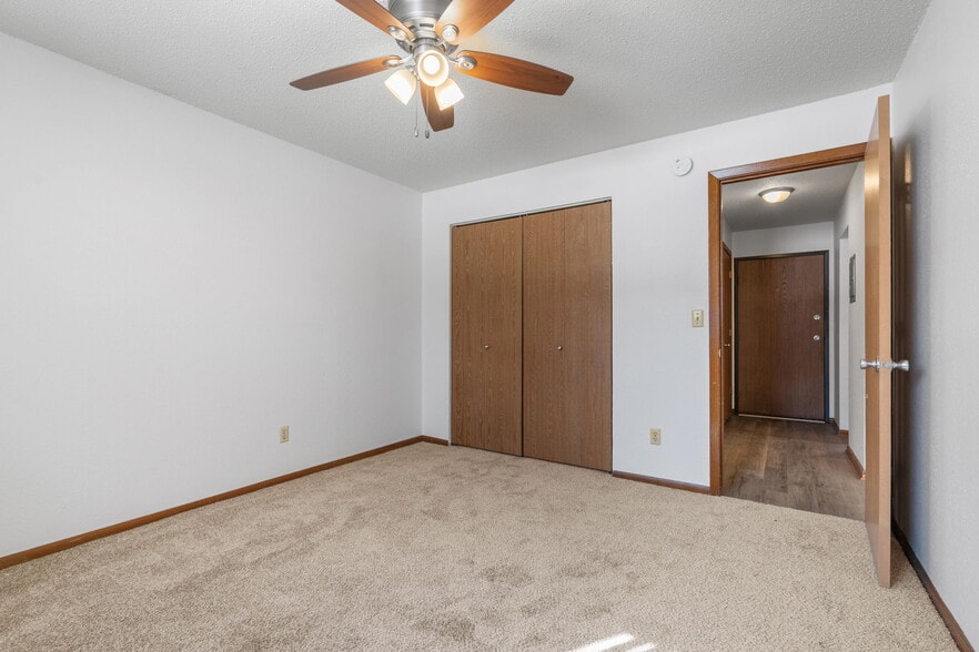 Building Photo - Oak Place Apartments