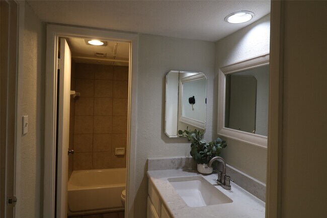 Building Photo - 10811 Richmond Ave.