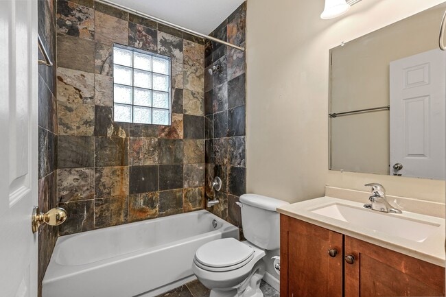 Building Photo - MUST SEE 5BD/2BA in Como near U of M! Avail. 9/1/26