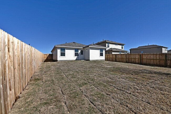 Building Photo - ONE STORY  |  3 BEDROOM  |  2 BATH  |  YAR...