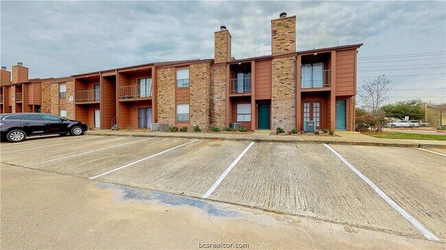 Building Photo - 904 University Oaks Blvd