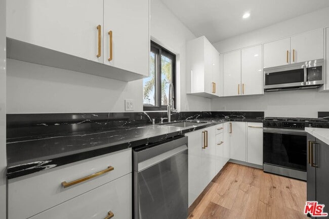 Building Photo - 1920 S Sherbourne Dr