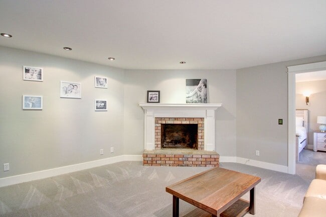 Building Photo - 3 Bedroom, 2.5 Home. Available NOW!!!!