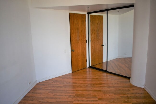 Building Photo - Honolulu Tower 2br/1ba/1pkg in Downtown Ho...