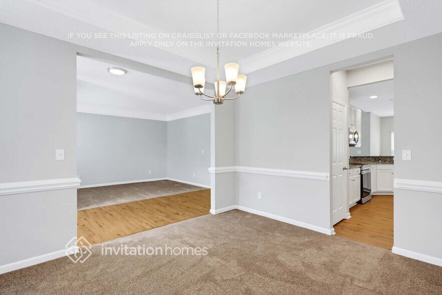 Building Photo - 9823 Dauphine Dr