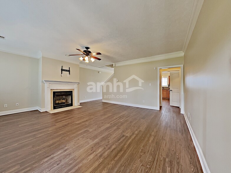 Building Photo - 1131 Longwood Dr