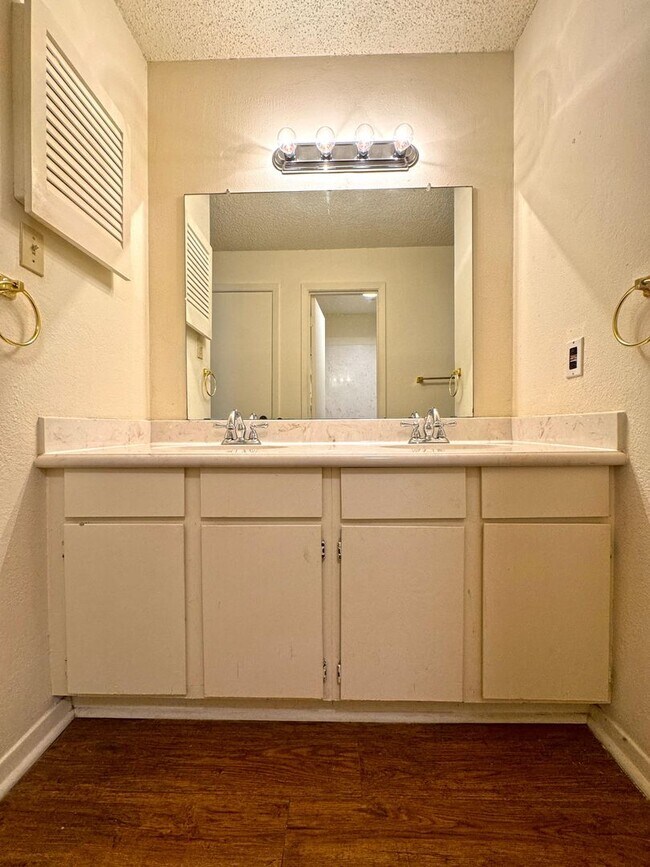 Building Photo - 4321 Lakeshore Villa Dr
