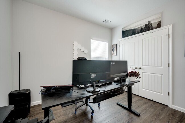 Building Photo - 858 Goodale Dr