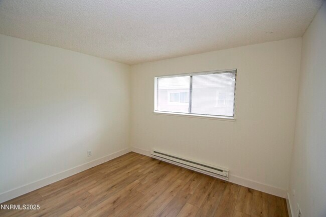 Building Photo - 664 Oakwood Dr