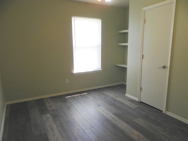 Building Photo - 1011 W 23rd St