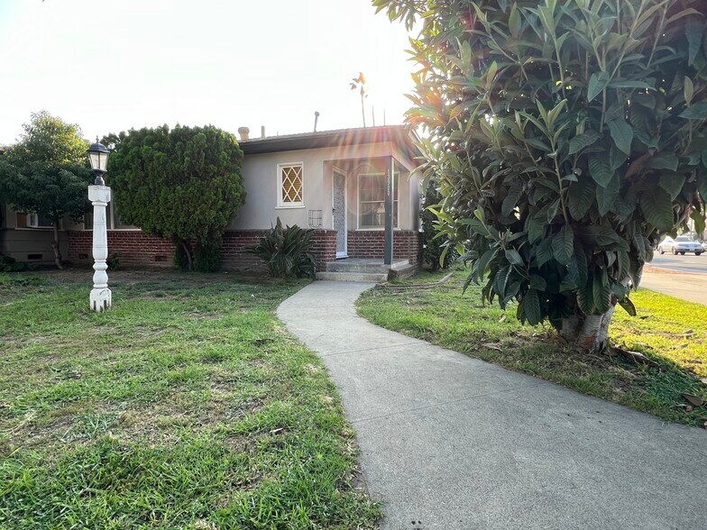 Building Photo - 13900 Burbank Blvd