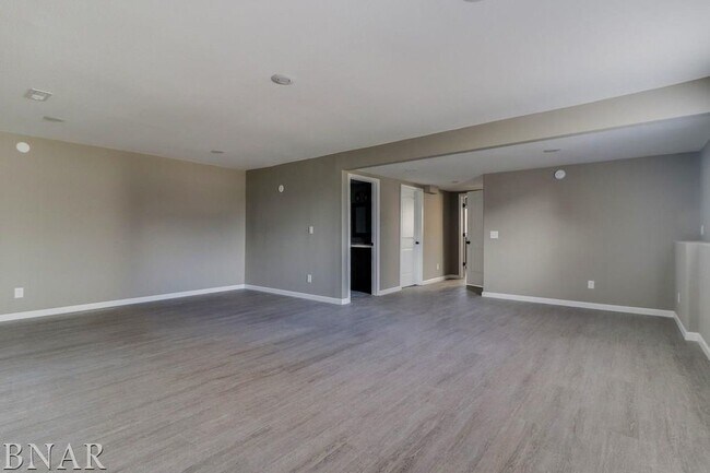 Building Photo - Stunning 4 Bed/3Bath Bi Level