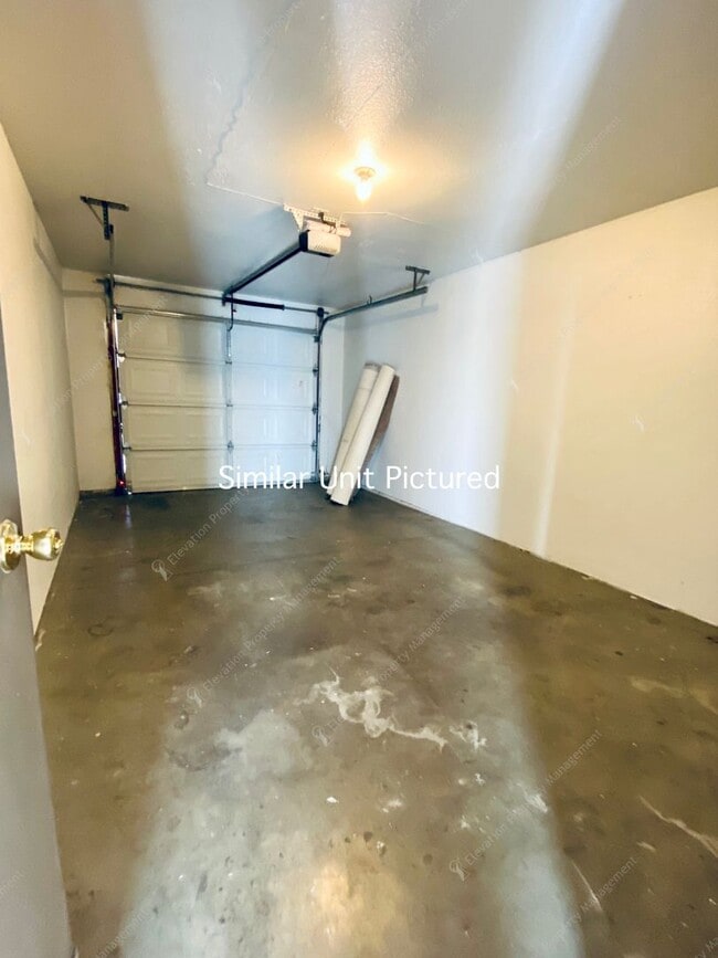 Building Photo - 2810 NE Mesa Ct