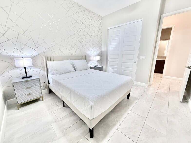 Building Photo - 2506 E Pleasant Ln