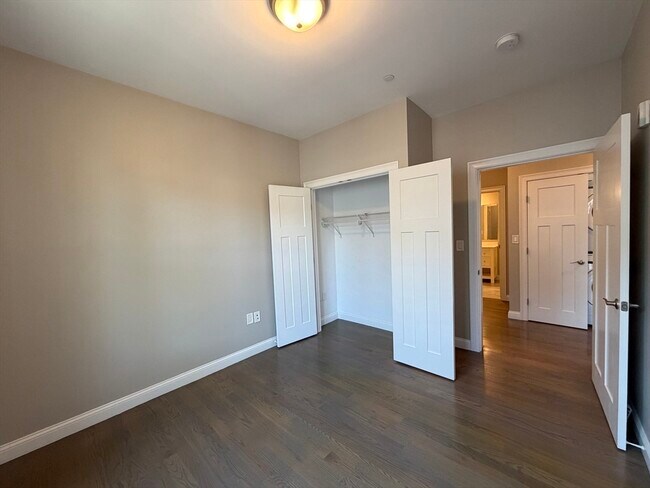 Building Photo - 966 Hyde Park Ave