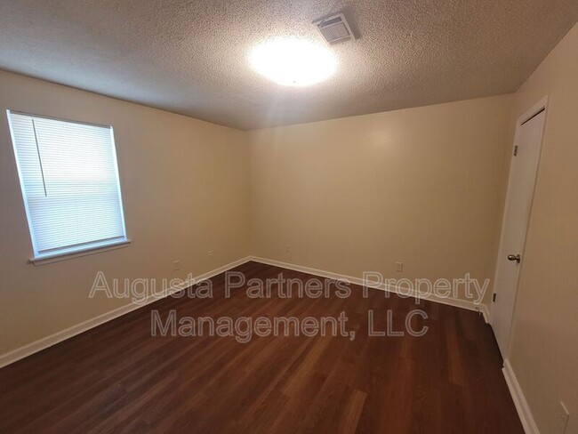 Building Photo - 115 Samarya Ln