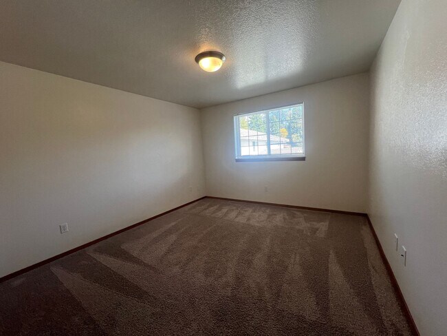 Building Photo - 5612 Seahurst Ave