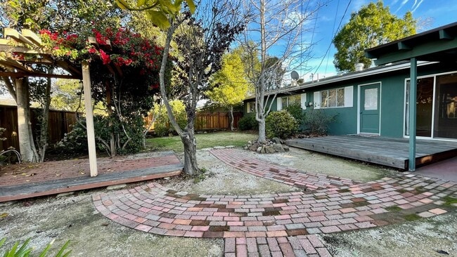 Building Photo - Classic San Luis 3 Bedroom 2 Bath House in Ferrini Heights