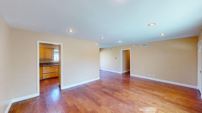Building Photo - Remodeled 4 bedroom home in Huntington Beach