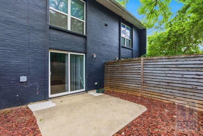 Building Photo - 3820 Southway Dr