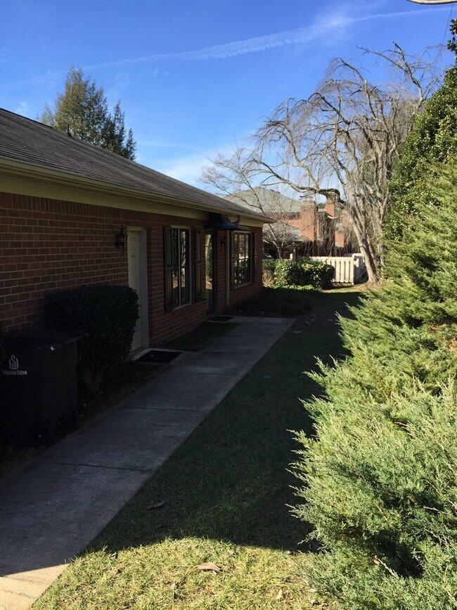 Building Photo - Very well kept condo in Lytchfield off Allistair Rd