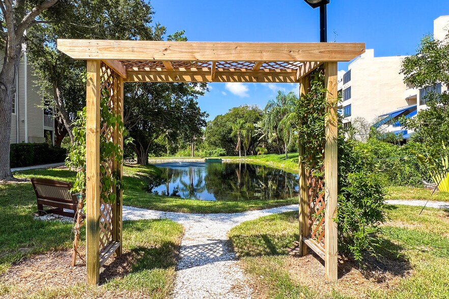 Building Photo - 850 S Tamiami Trl