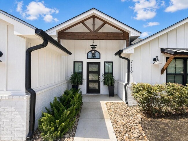 Building Photo - Modern 3 Bed / 2 Bath Home in West Temple