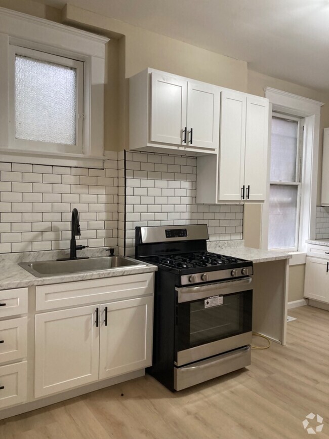 Building Photo - Spacious, renovated apartment in Carondelet!