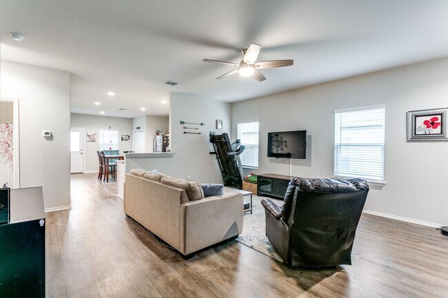 Building Photo - 3-BEDROOM NEWER CONSTRUCTION IN CONVERSE