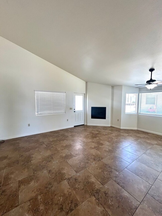 Building Photo - 4 Bedroom / 2 Bathroom efficient home