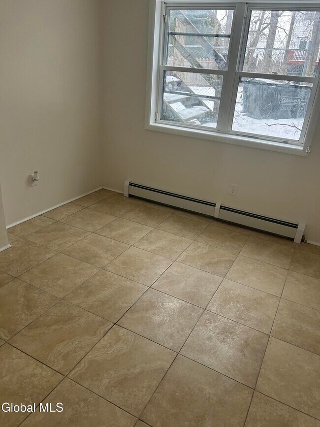 Building Photo - 18 1/2 Voorhees St