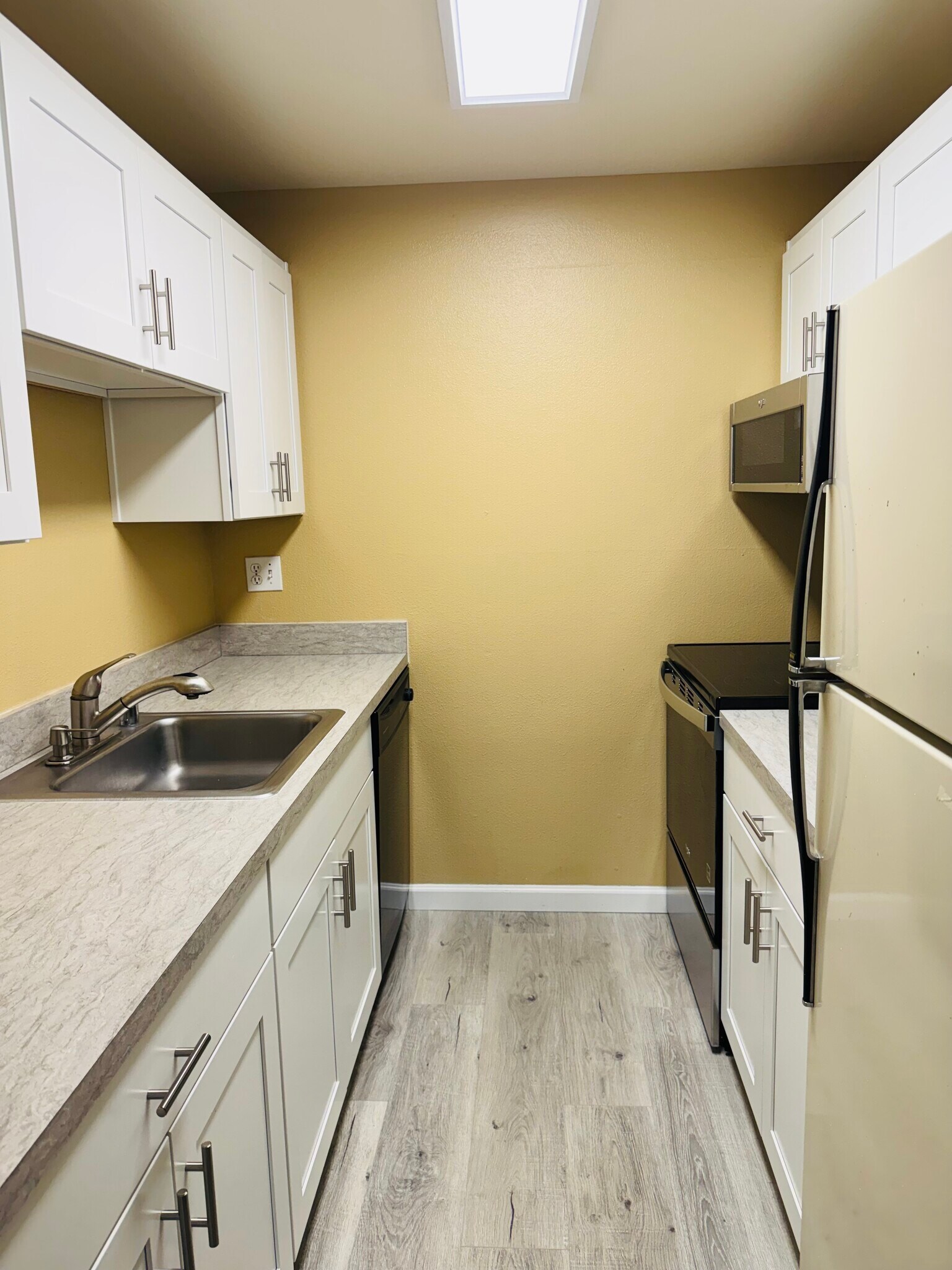 Building Photo - 1614 Summit Ave