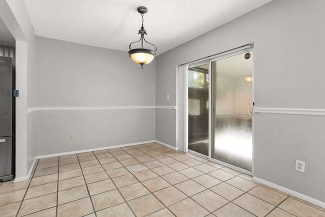 Building Photo - Beautiful 2/2.5 Spacious Condo with a Scre...