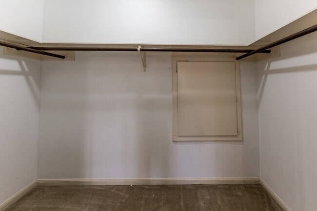 Building Photo - 422 River Oaks Dr