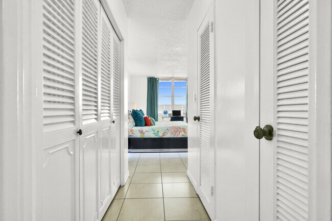 Building Photo - 3725 S Ocean Dr