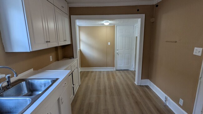 Building Photo - A charming 3-bedroom, 1.5-bathroom home located in the vibrant city of Akron