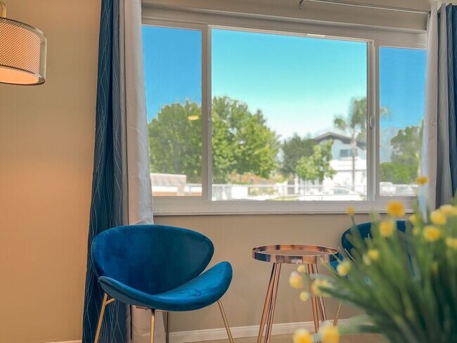 Building Photo - Modern Retreat with Spacious Yard & Cozy Interiors