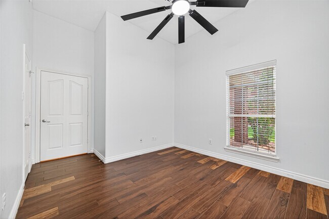 Building Photo - 23914 Glengate Dr