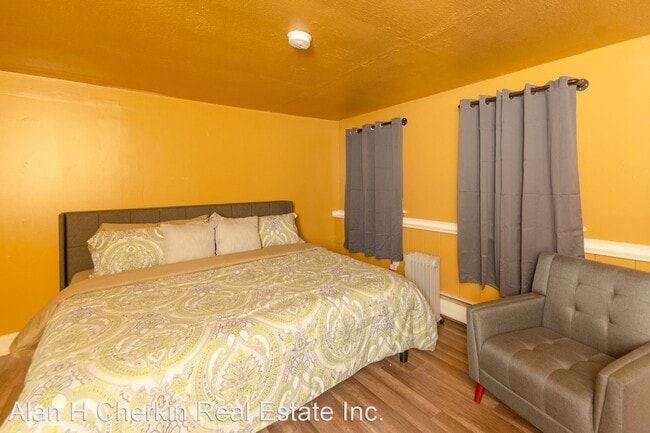 Building Photo - 3 br, 1 bath House - 4 East Miller Road