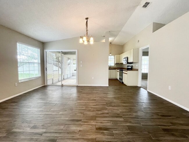 Building Photo - Two bedroom and two bathroom house with ac...