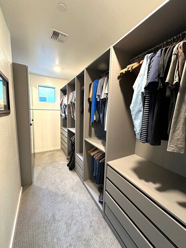 Building Photo - 4 bed 2.5 bath townhouse in The Crossings