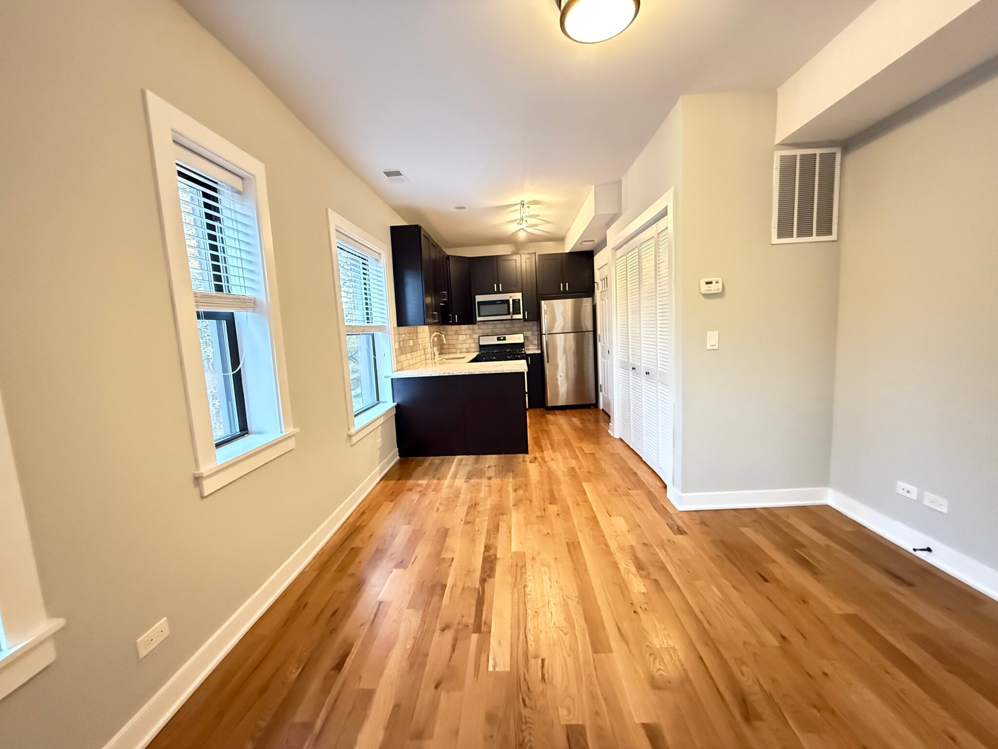 Building Photo - 2211 W Eastwood Ave