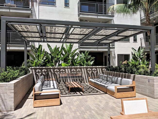 Outdoor Lounge Area - 2324 Nolita