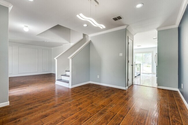 Building Photo - 320 S Mesa Verde Way