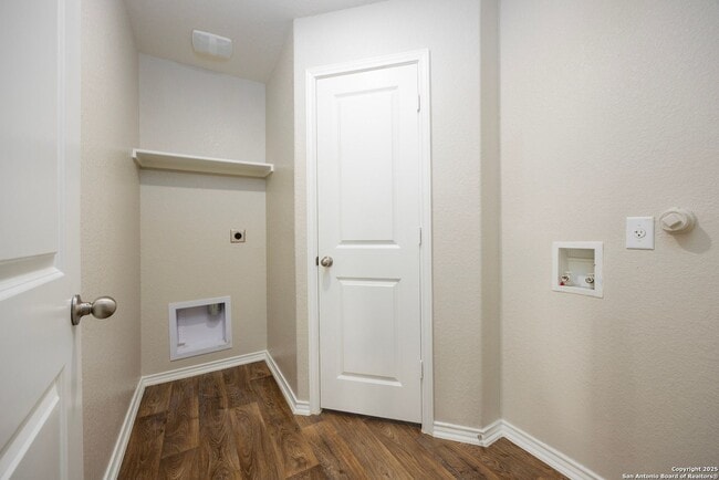 Building Photo - Move in Ready 3 Bedroom Two-story Home