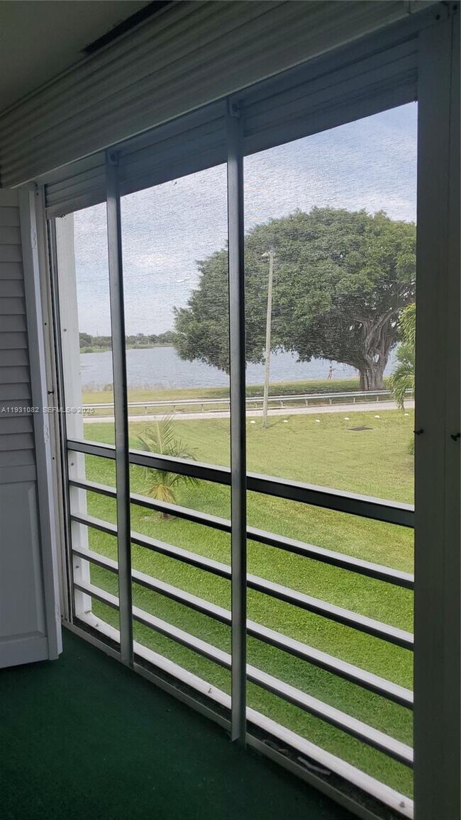 Building Photo - 2400 Lake Osborne Dr