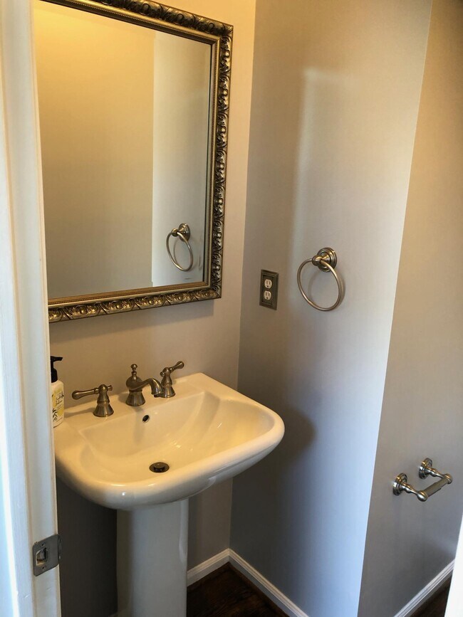 Building Photo - 1215 Heritage Commons Ct