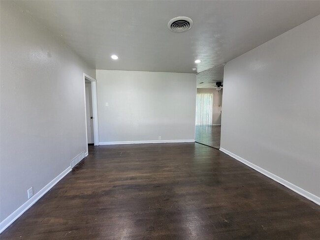 Building Photo - 1220 Lewis Dr